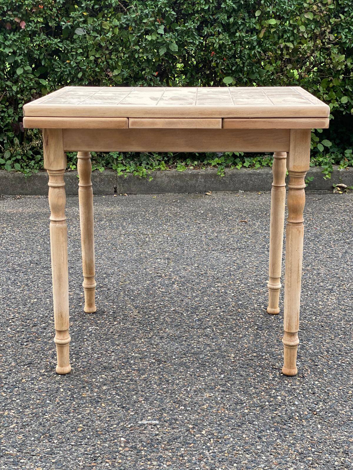 Extendable kitchen table renovated in raw solid wood and ceramic tiles