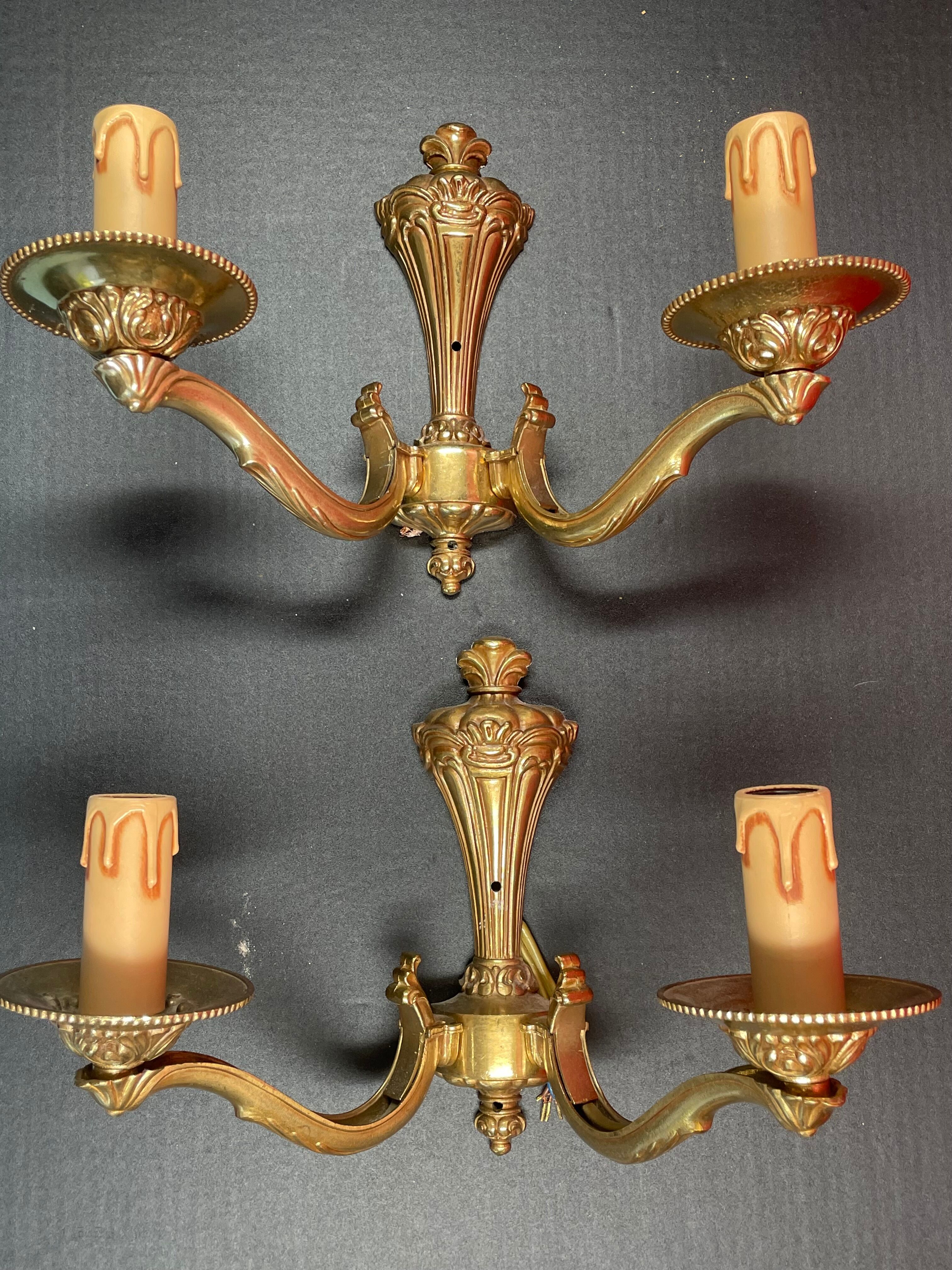 Pair of wall lamp in classic stylized bronze