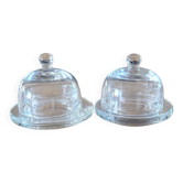 2 beurriers en verre transparent avec leurs cloches assorties