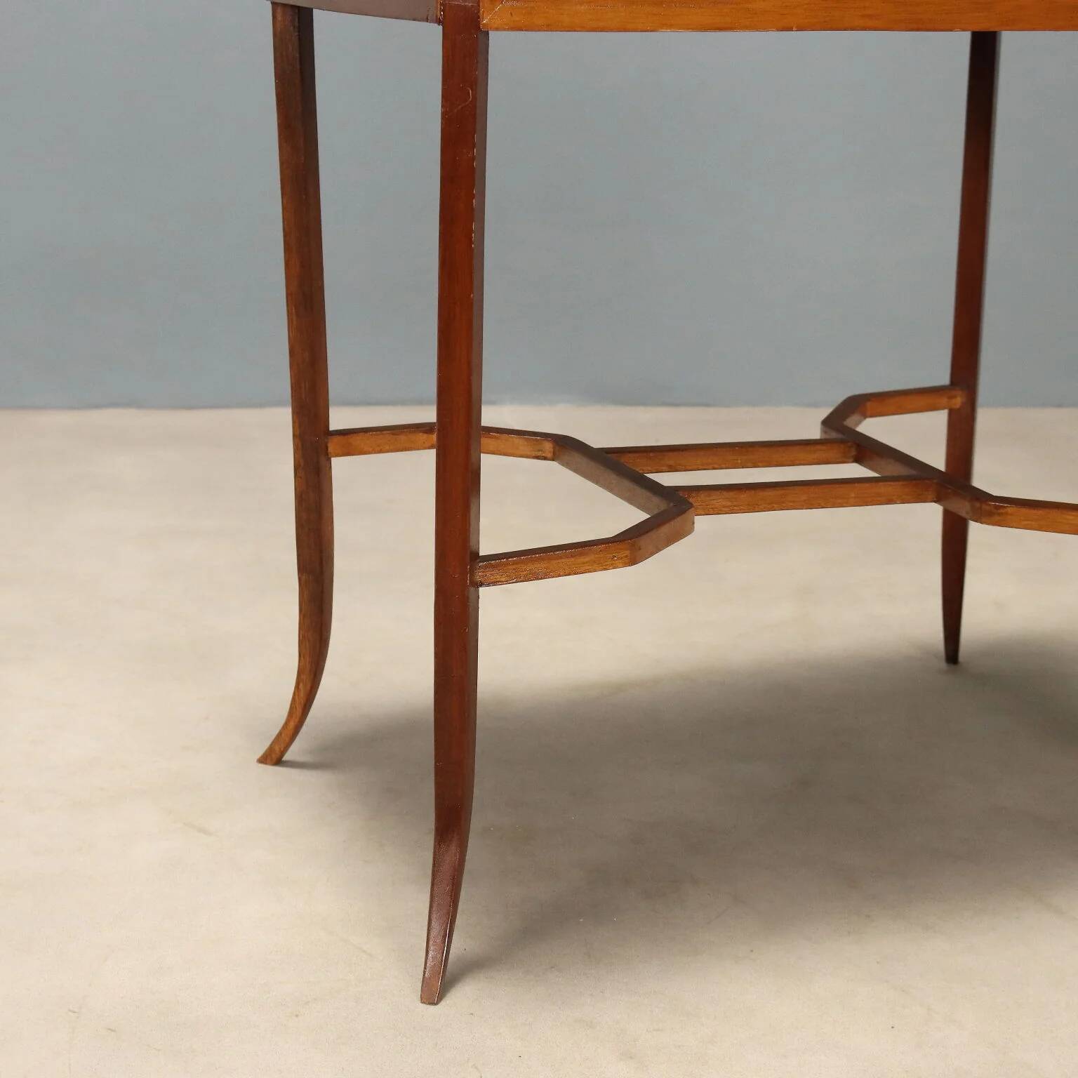 Showcase table in mahogany with bevelled glass.