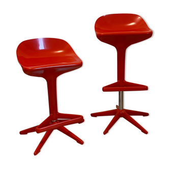 Deux tabourets de bar kartell rouge