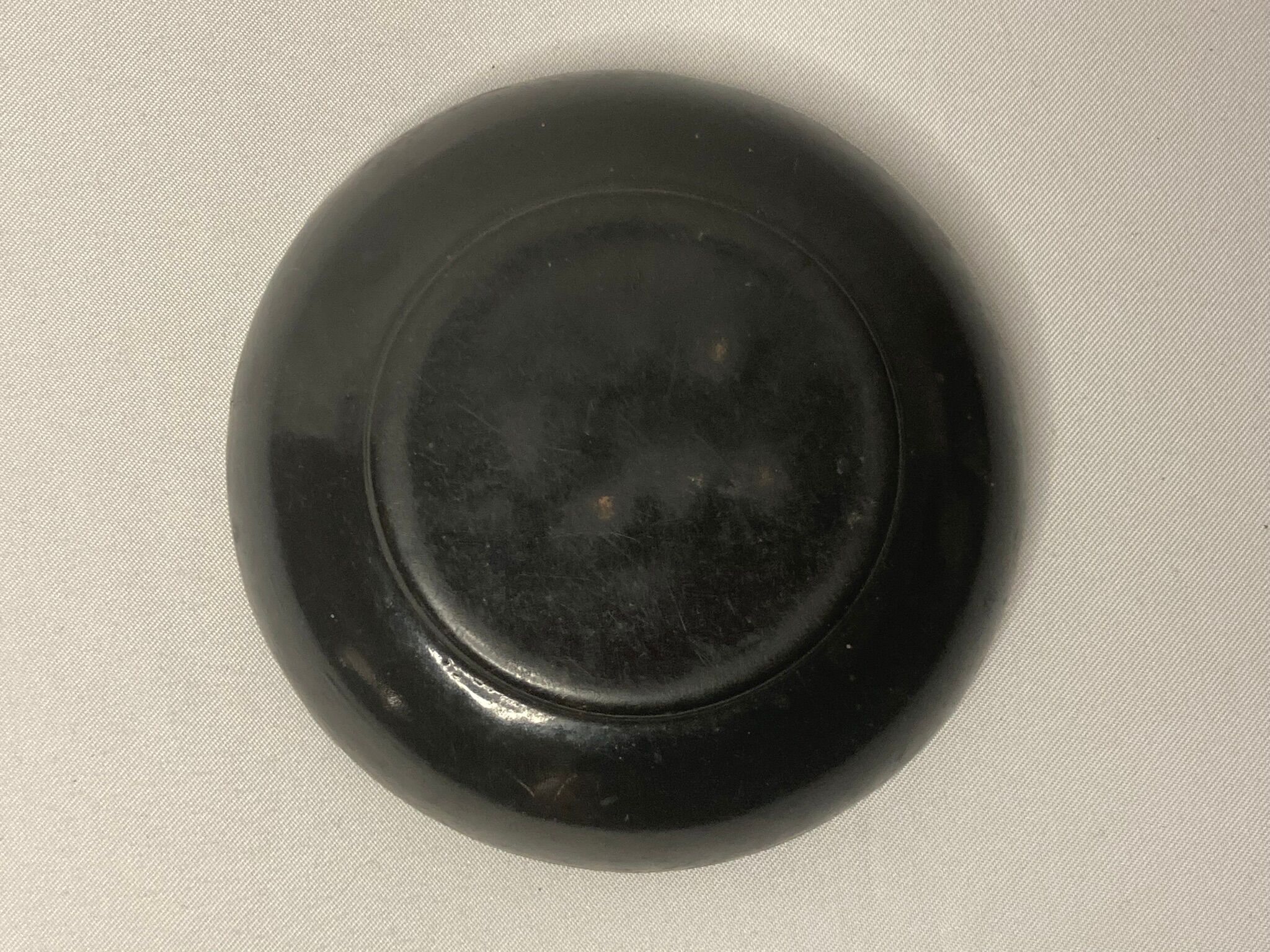 CHINA, black lacquered wood cup decorated three dignitaries early twentieth century