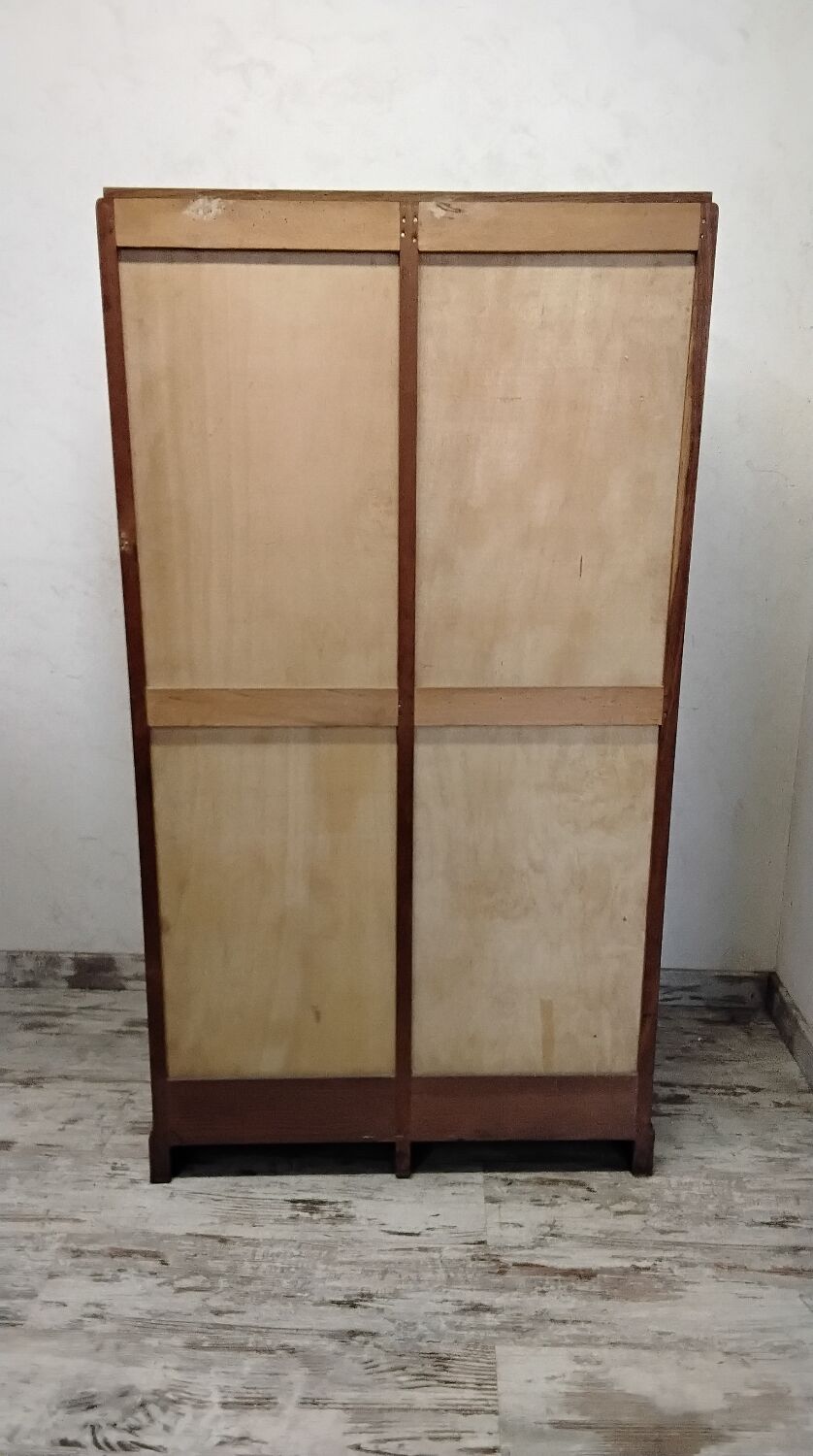 Double curtain cabinet
