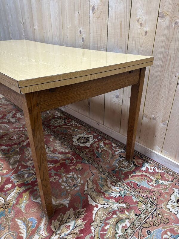 Table à manger en chêne et Formica