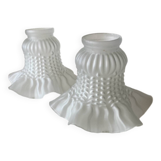 Paire de tulipes abat-jour en verre dépoli blanc à couronne plissée et corps à pointillés serrés