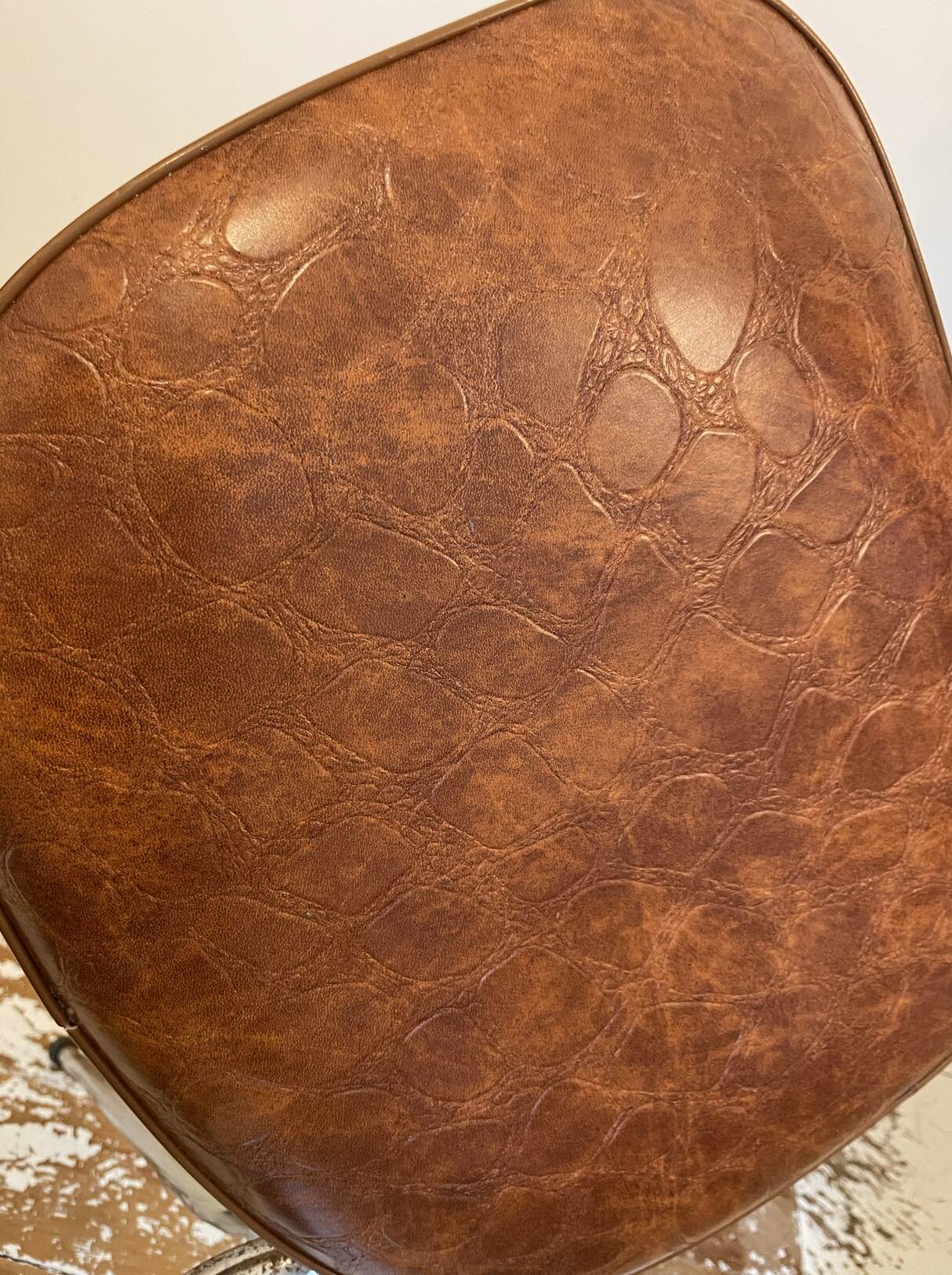 Chaise vintage en skaï marron