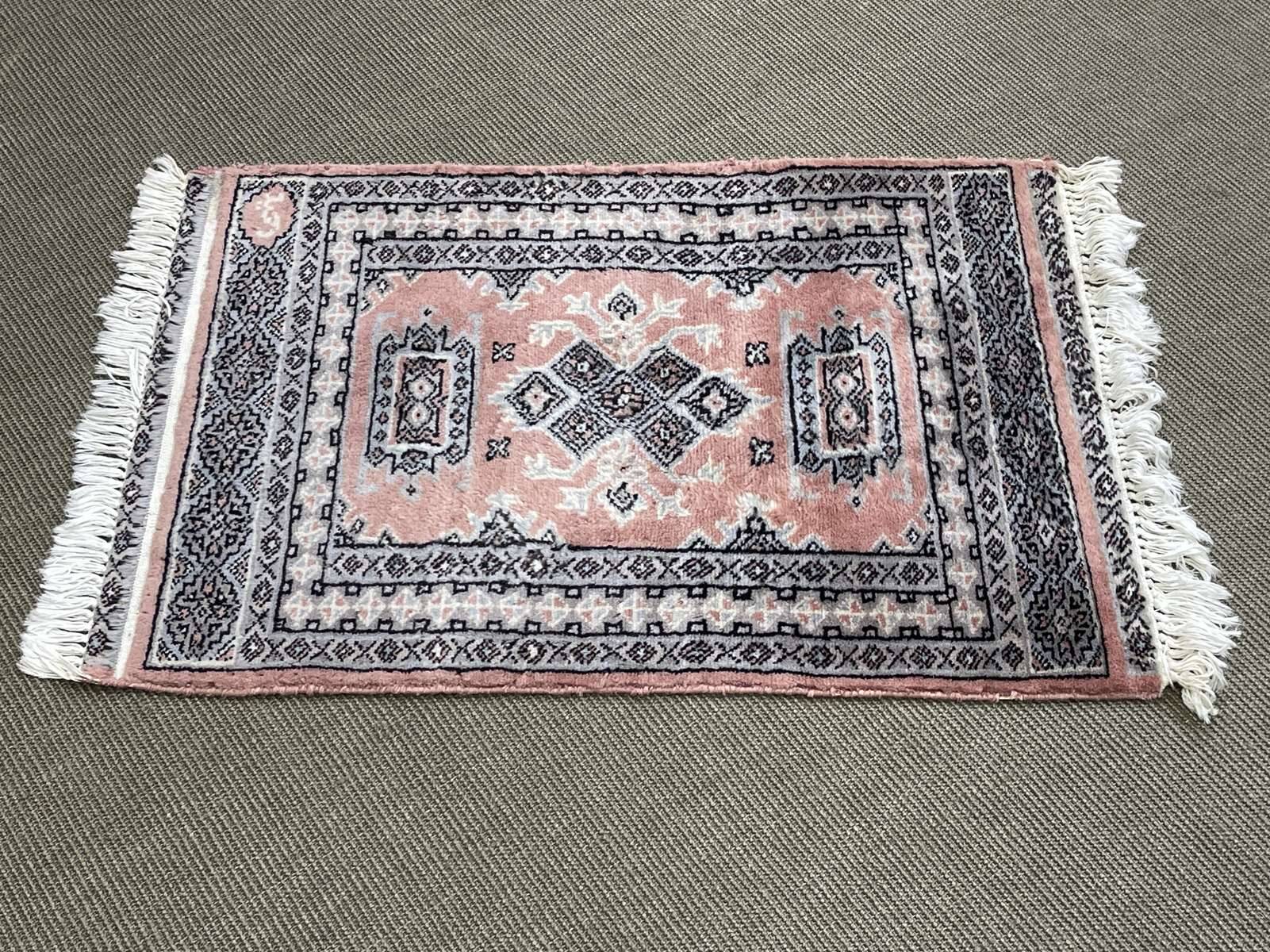 Small handmade Pakistani wool rug - 88x64cm