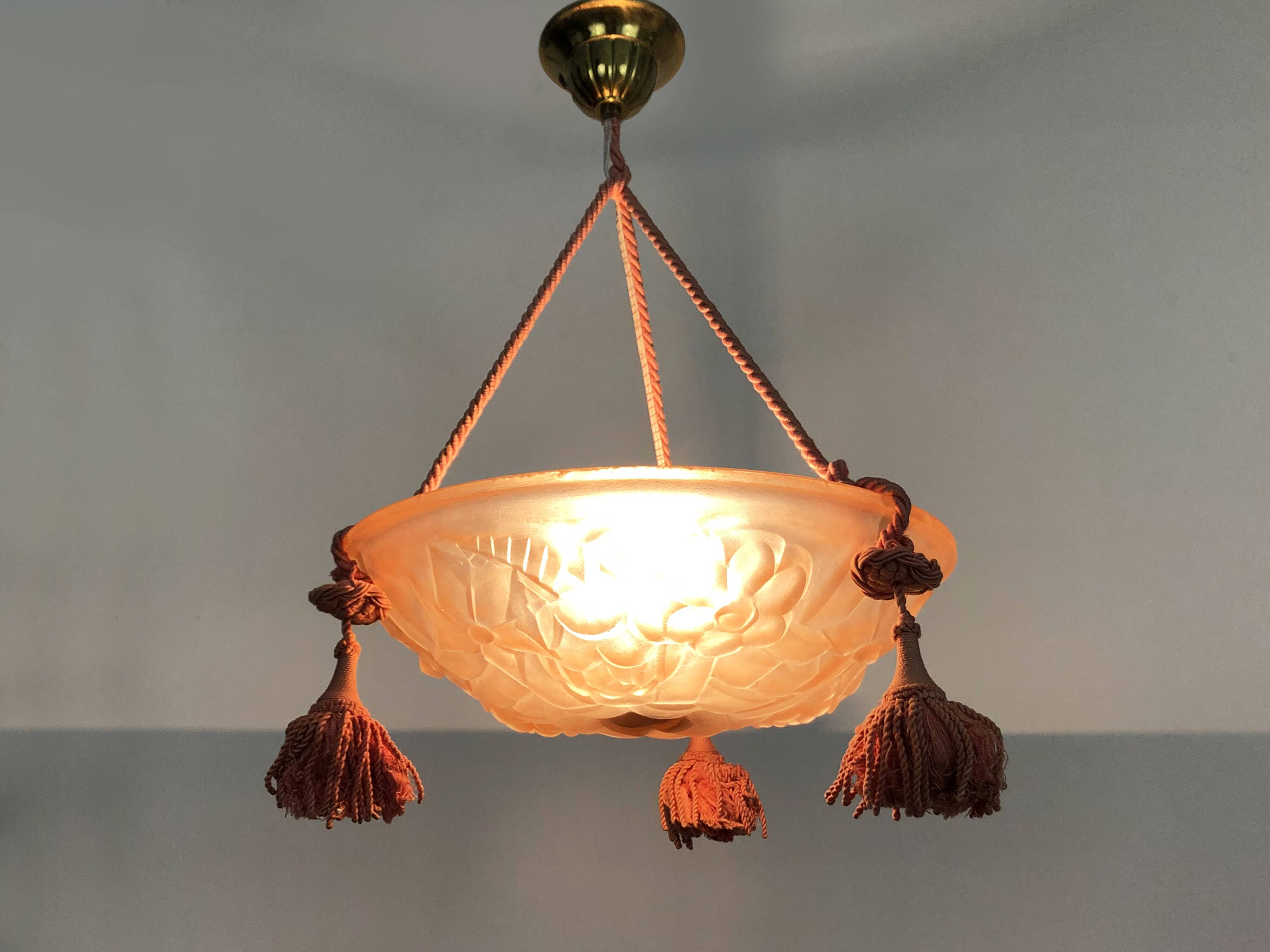 Ancien lustre degue, suspension vasque art déco 1 feu, en pâte de verre rose. signé degué