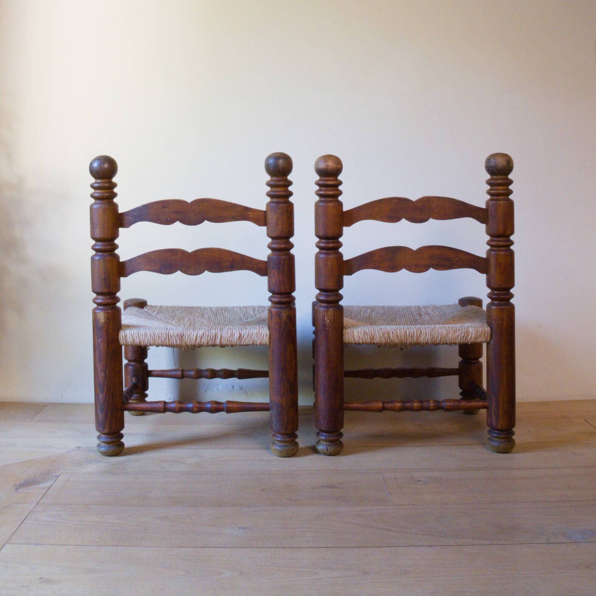 Paire de fauteuils bas en bois tourné et paille, dans le goût de C. Dudouyt