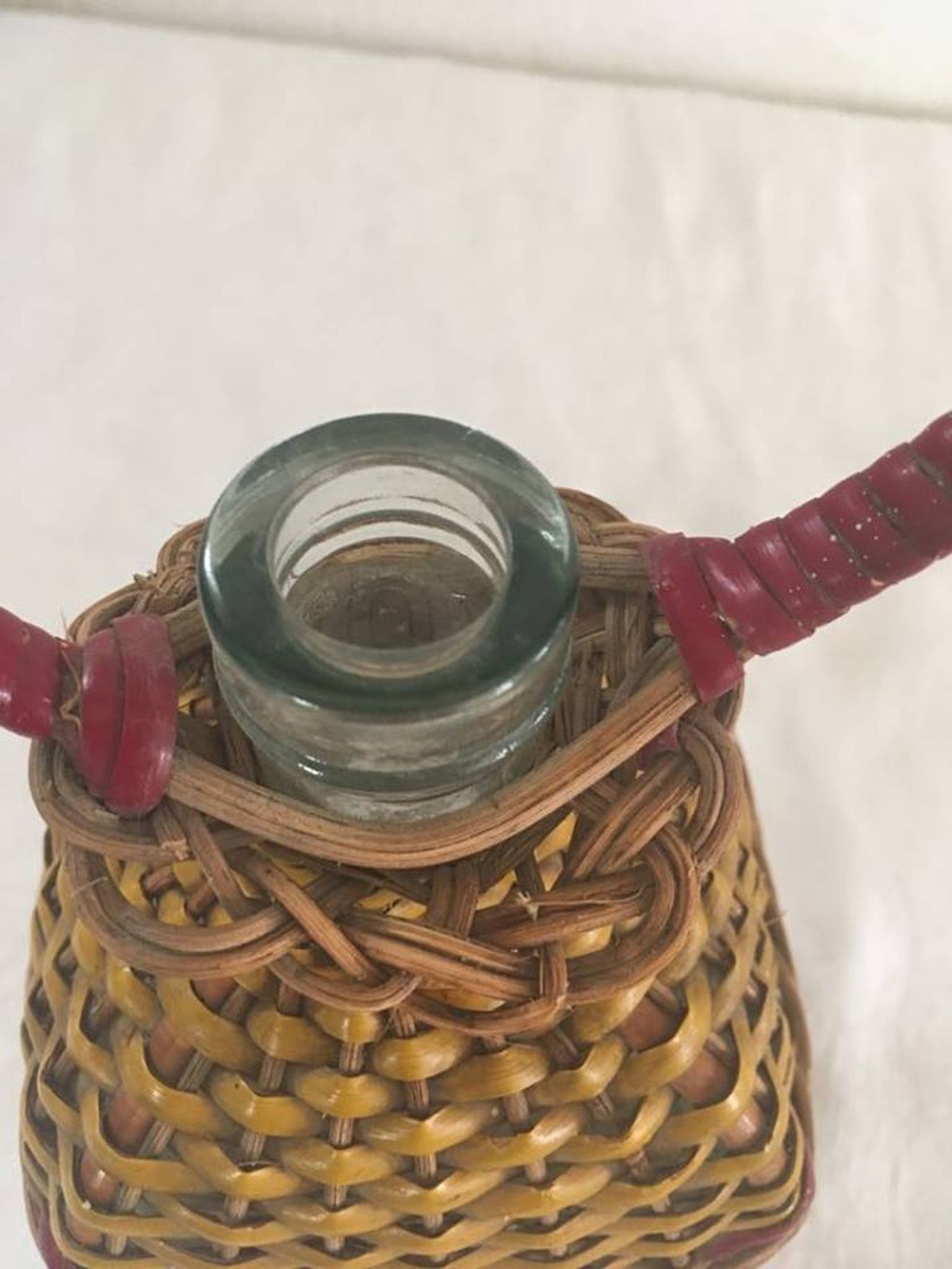 Bottle sheathed on the top and the low d wicker woven
