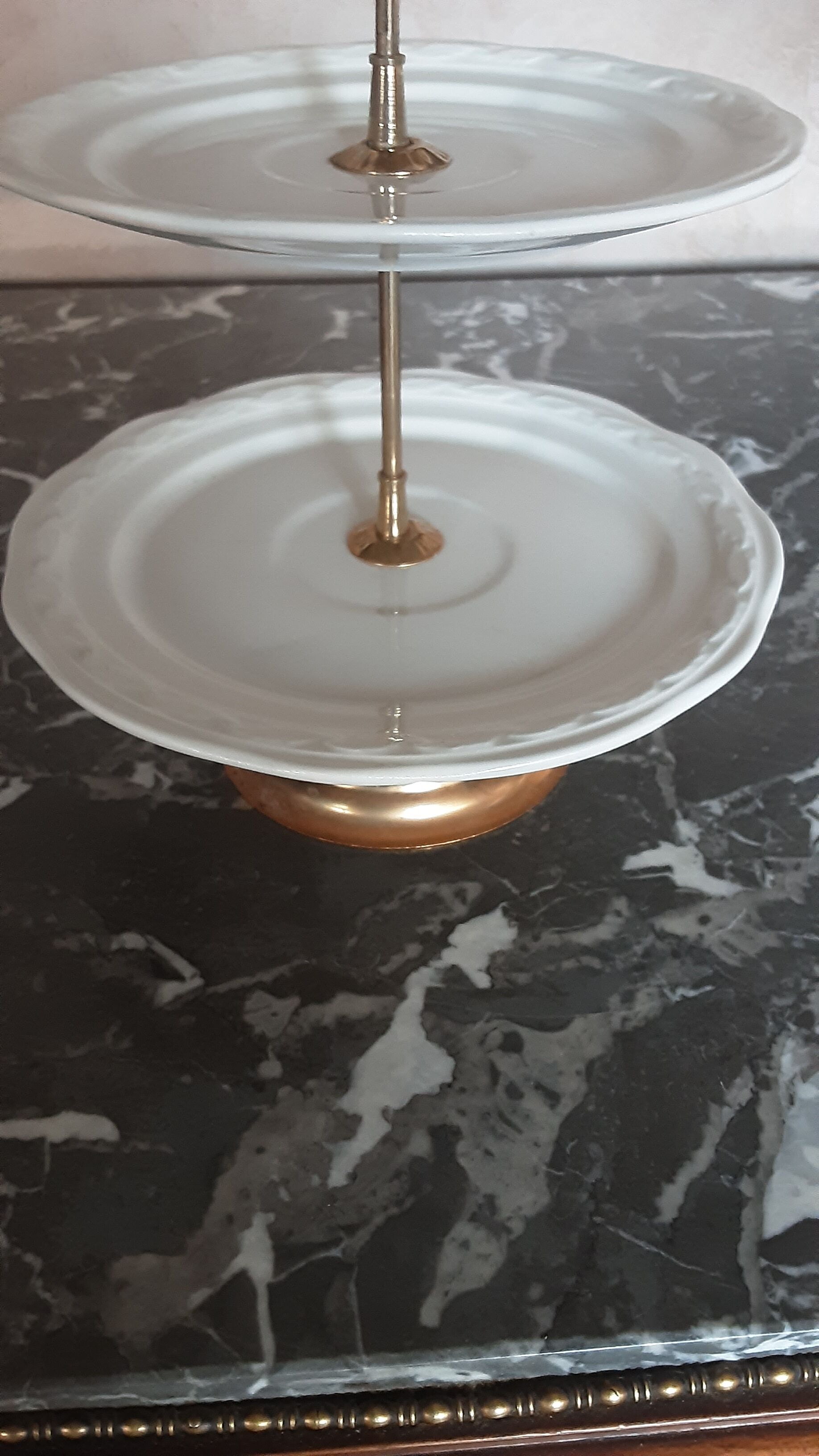 Vintage servant in cracked earthenware