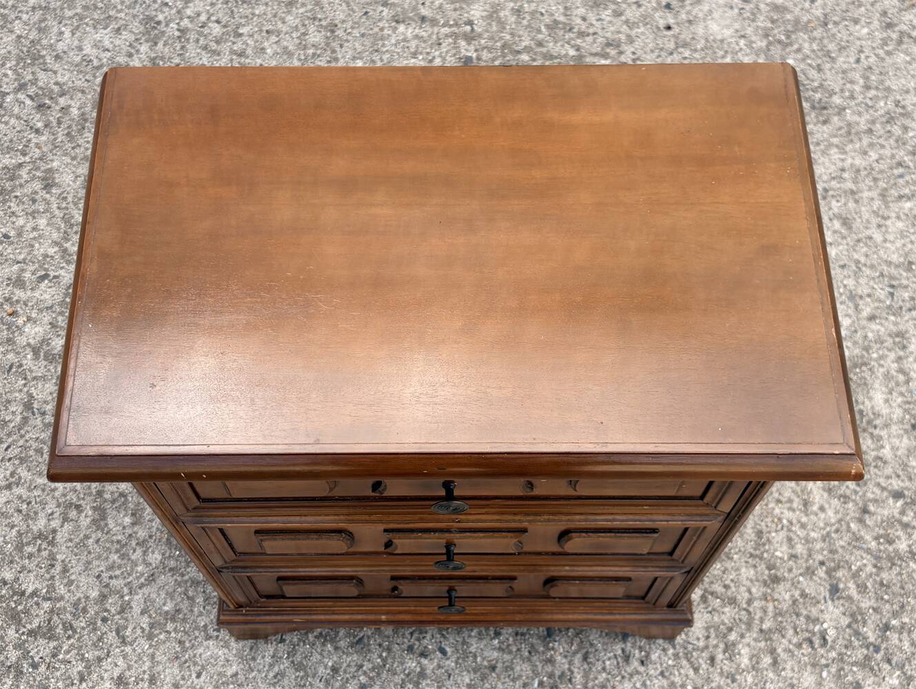 Vintage bedside cabinet with three drawers in moulded wood, Louis XV style.