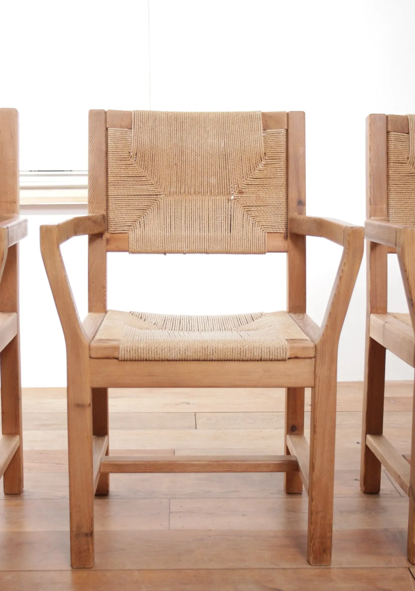 Ensemble de quatre chaises de salle à manger danoises modernes du milieu du siècle en papercord et pin massif.