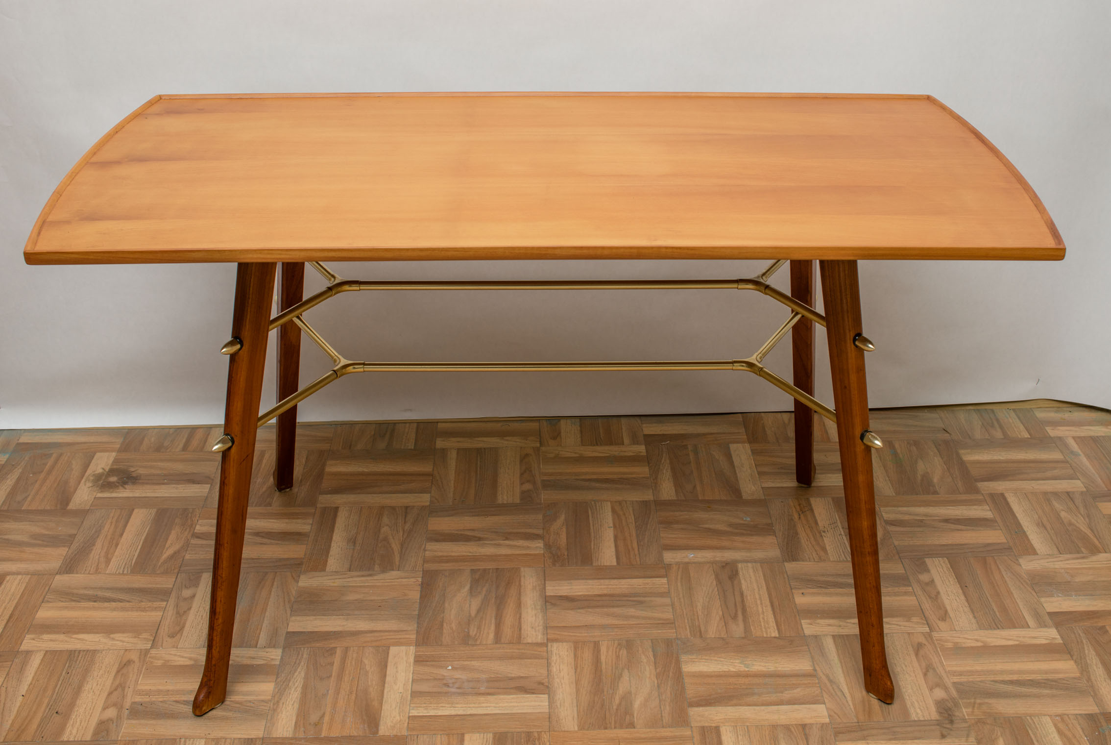 1950s coffee table in cherrywood mit brass