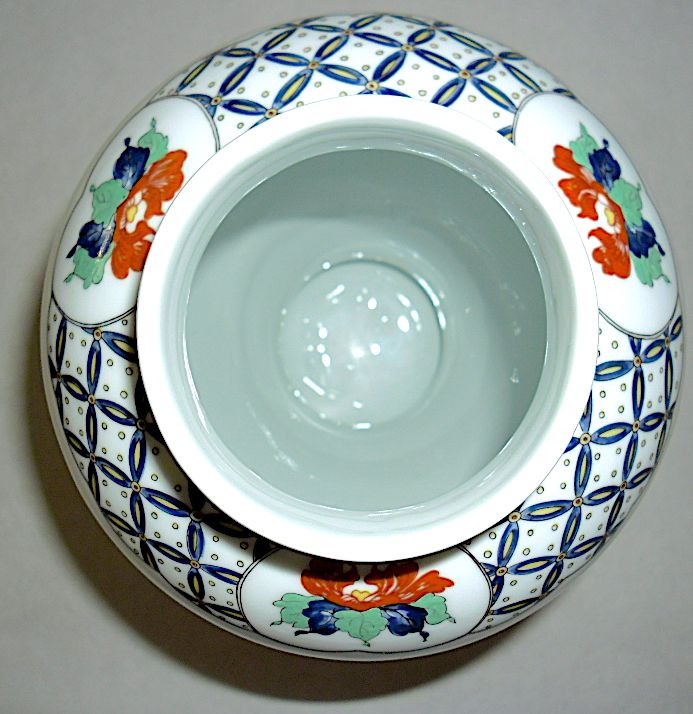 Baluster vase covered in porcelain by Coquet house in Limoges and decorated in Chantilly