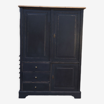 Armoire en sapin à portes rentrantes et tiroirs