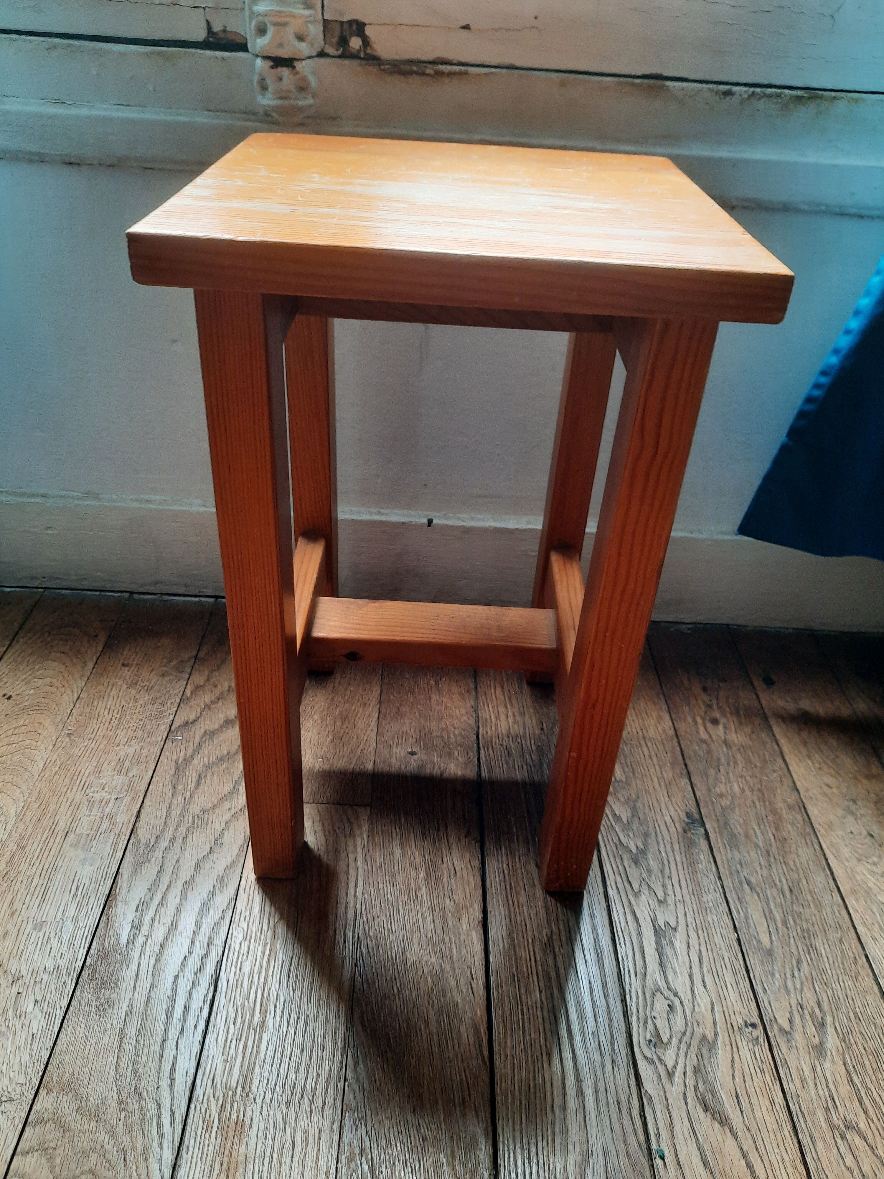 Tabouret en pin