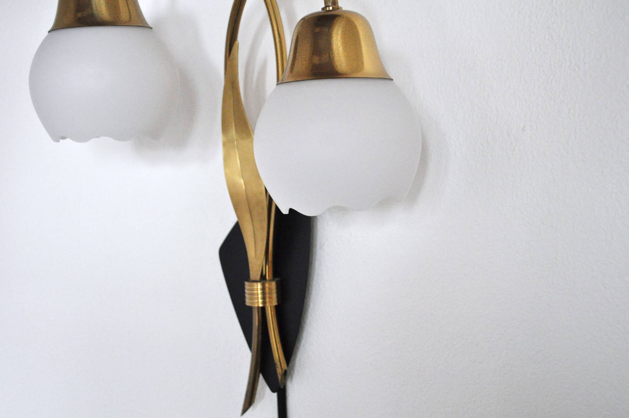 Applique murale scandinave organique à deux bras, laiton et opaline, années 1940-1950