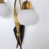 Applique murale scandinave organique à deux bras, laiton et opaline, années 1940-1950