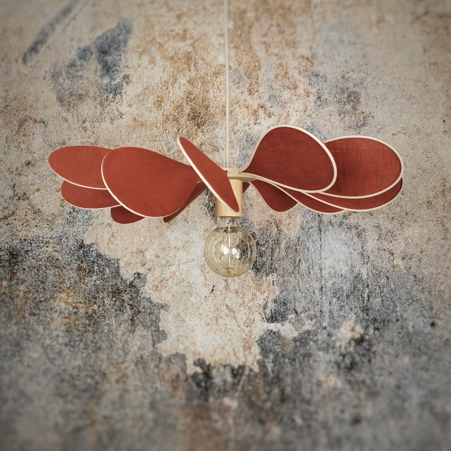 12-blade propeller suspension in rattan and sienna linen