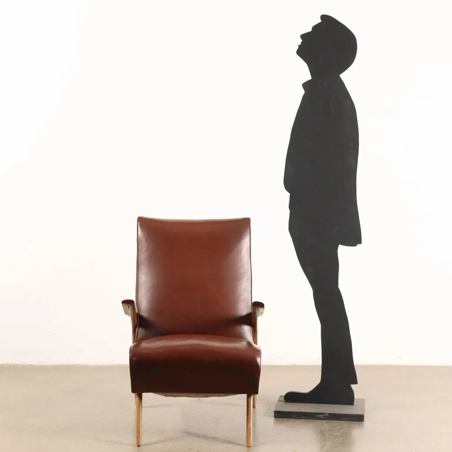 Fauteuil vintage en bois, rembourrage à ressorts, similicuir, années 1950