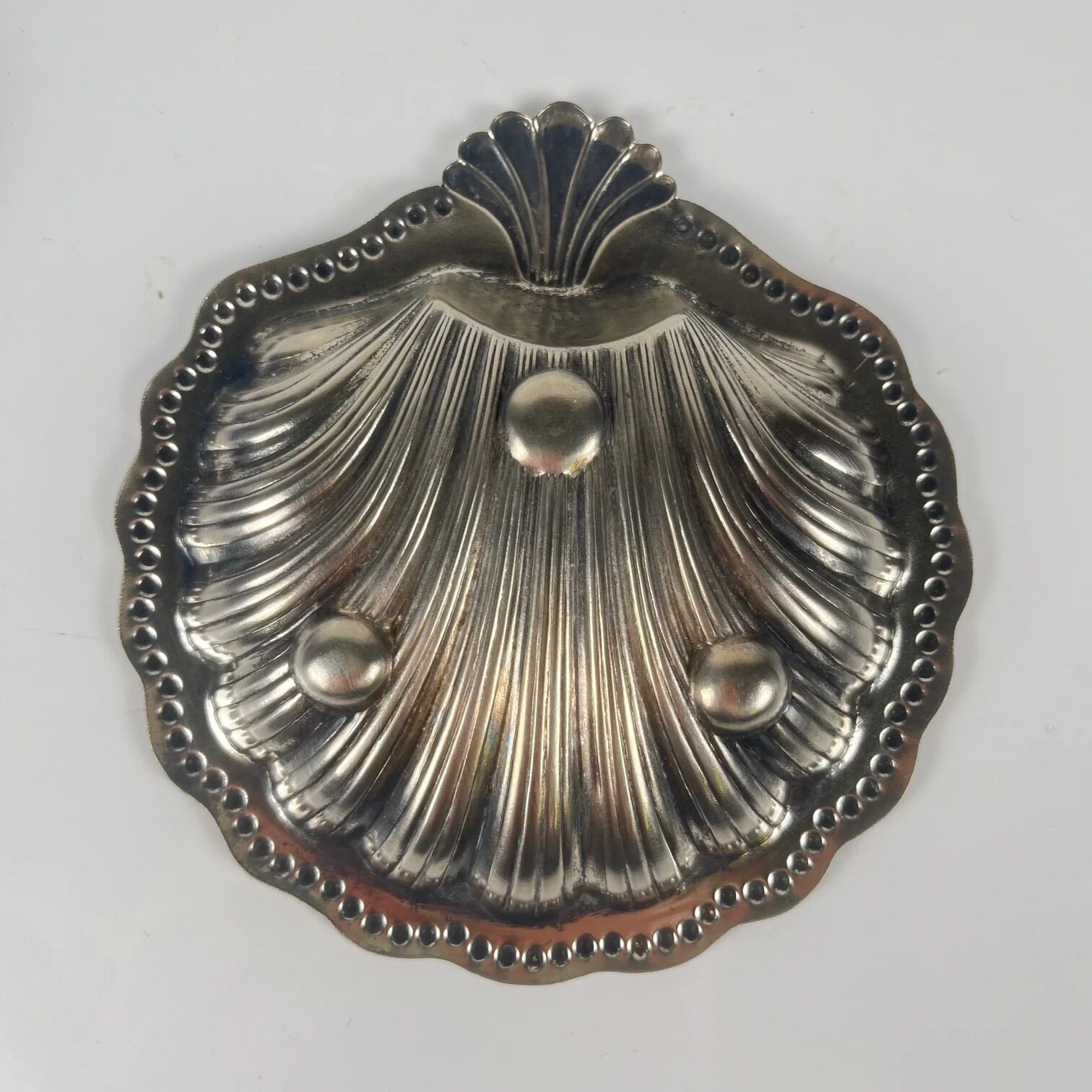 Vide poche / beurrier ouvert coquillage en métal couleur argenté et insert verre bleu, 1970