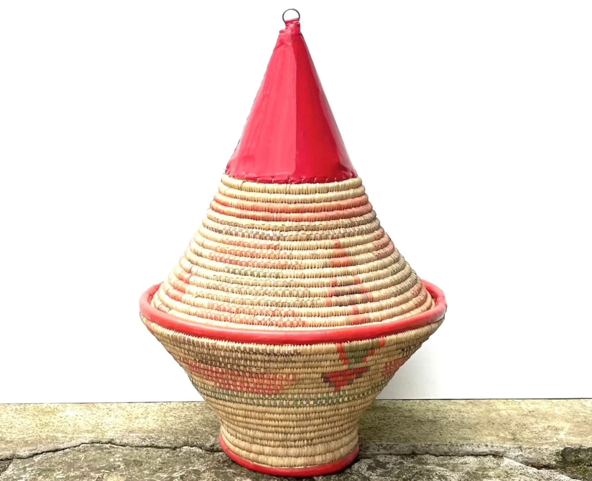 Large covered Moroccan basket made of woven wicker, 70s folk style.