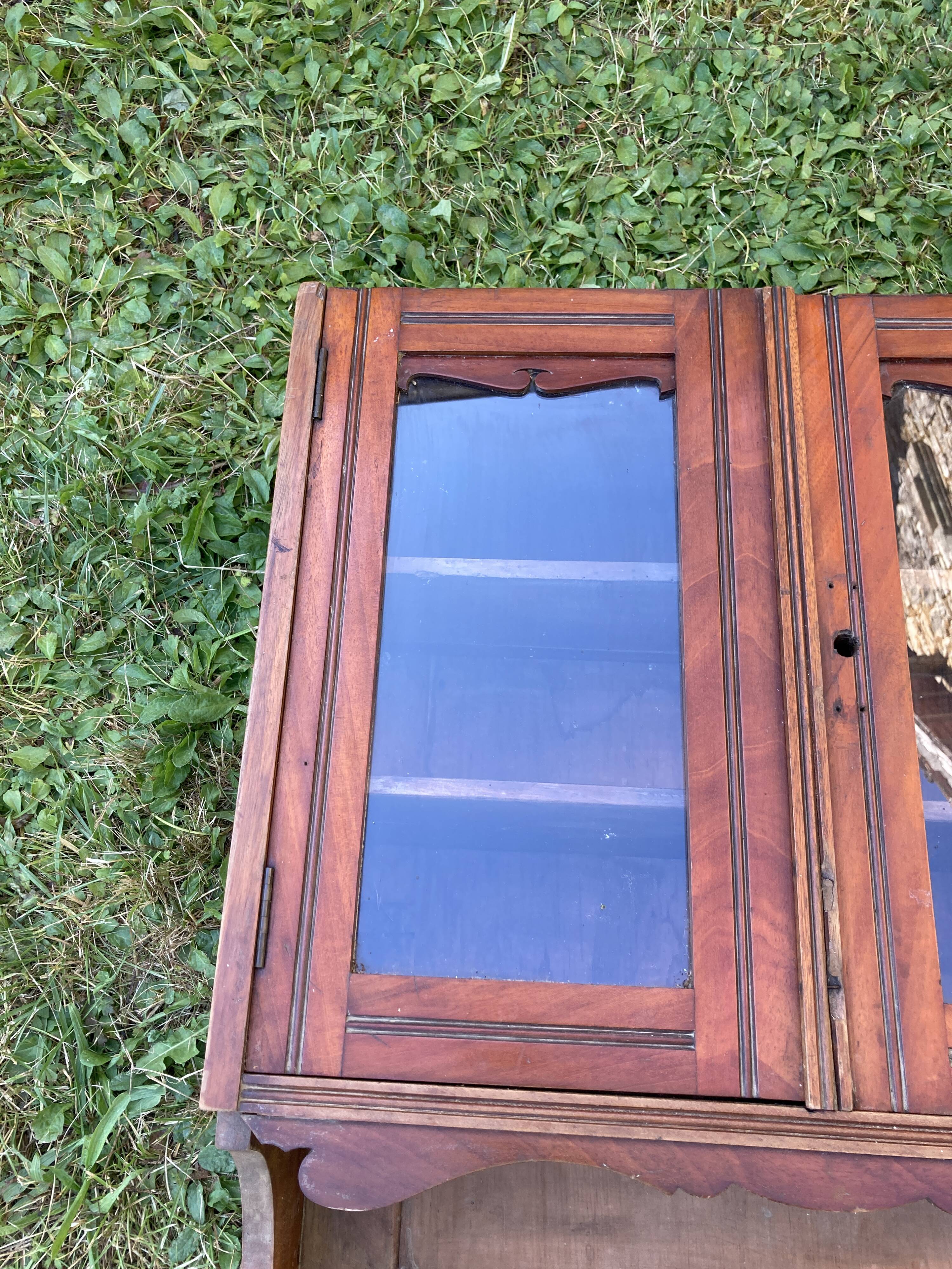 Wall display cabinet