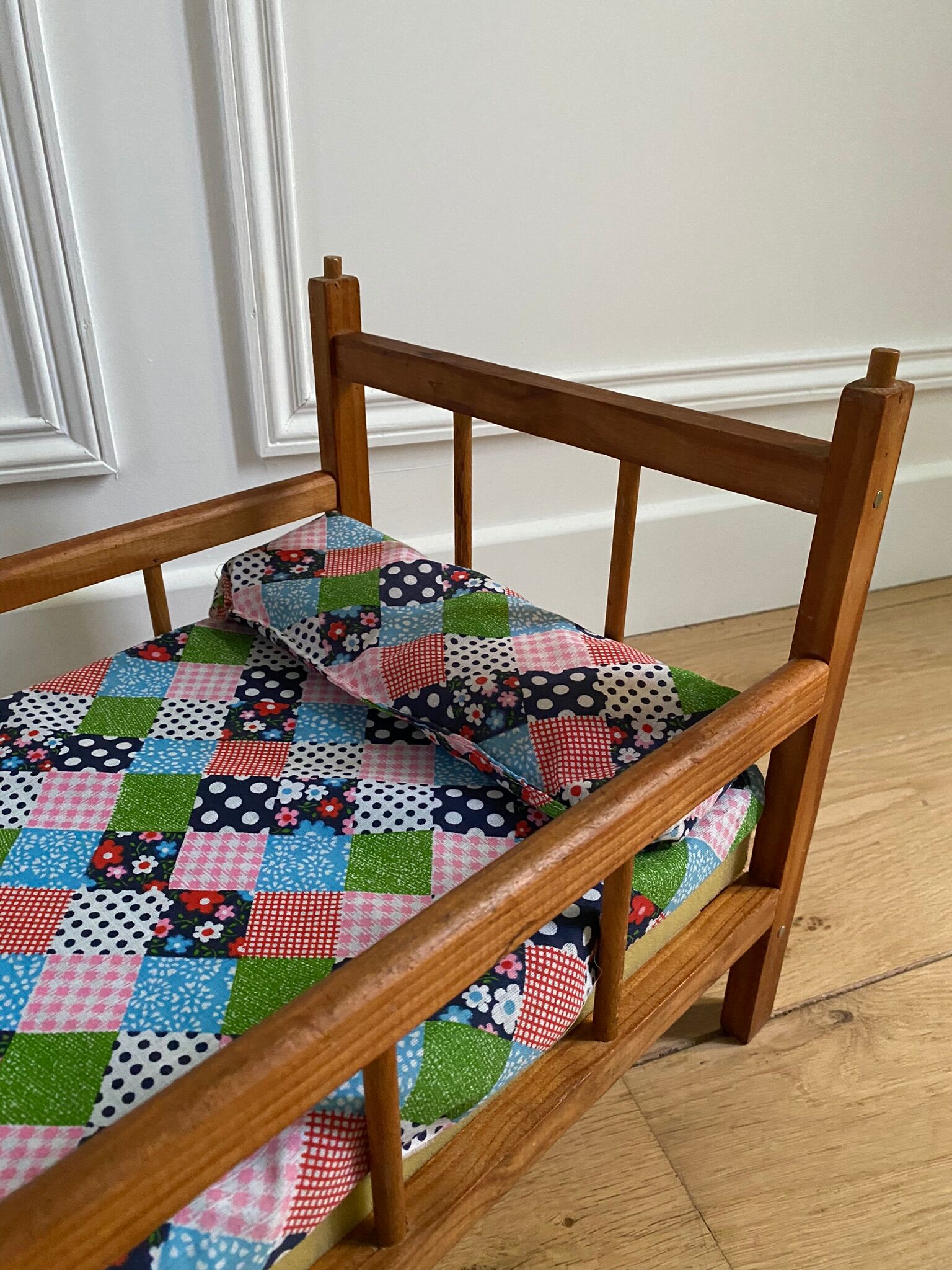 Dejou Vintage Wooden Dollbed 60s