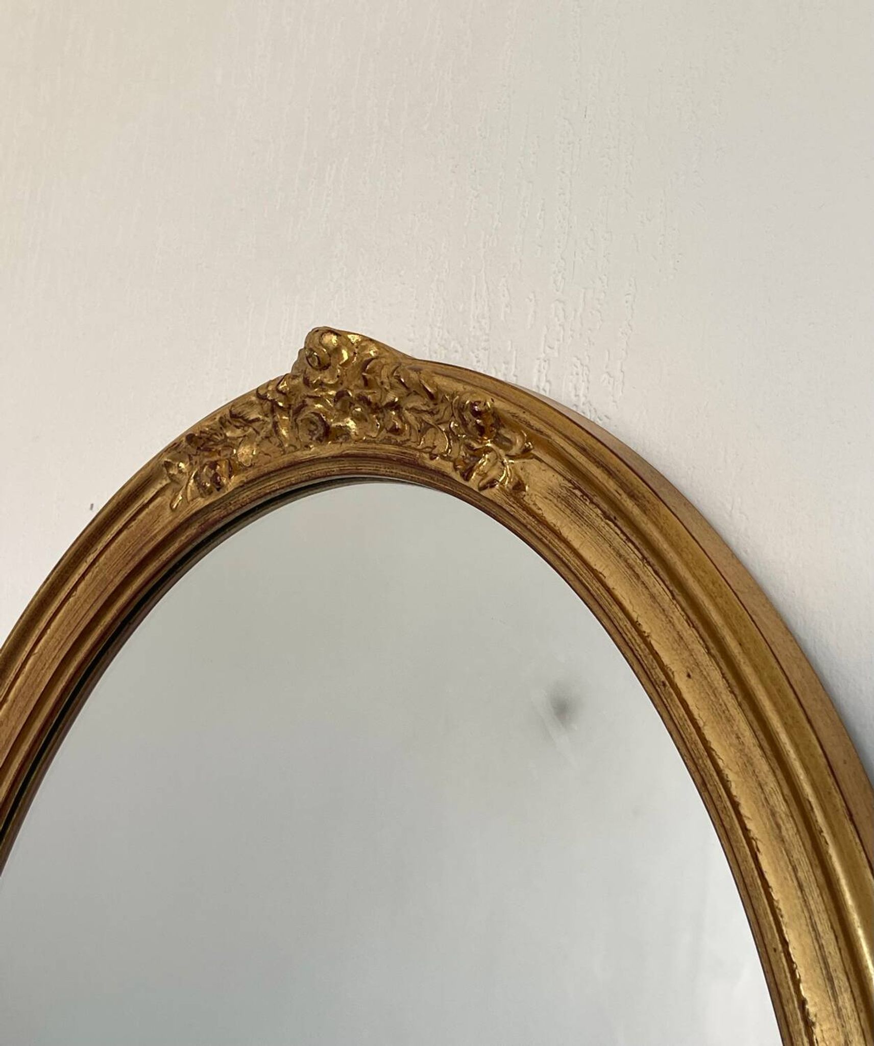 Oval mirror in carved wood
