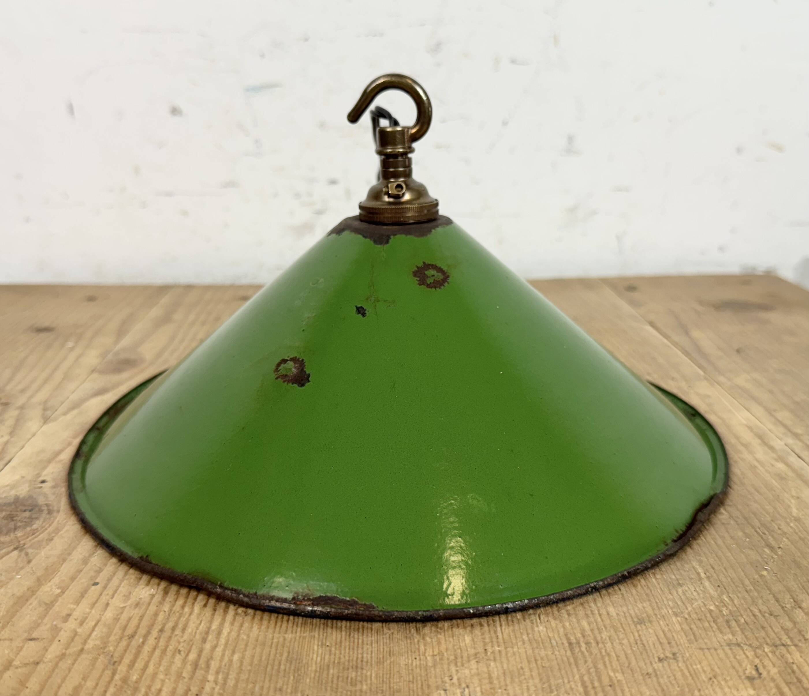 Suspension industrielle britannique en émail vert, années 1950