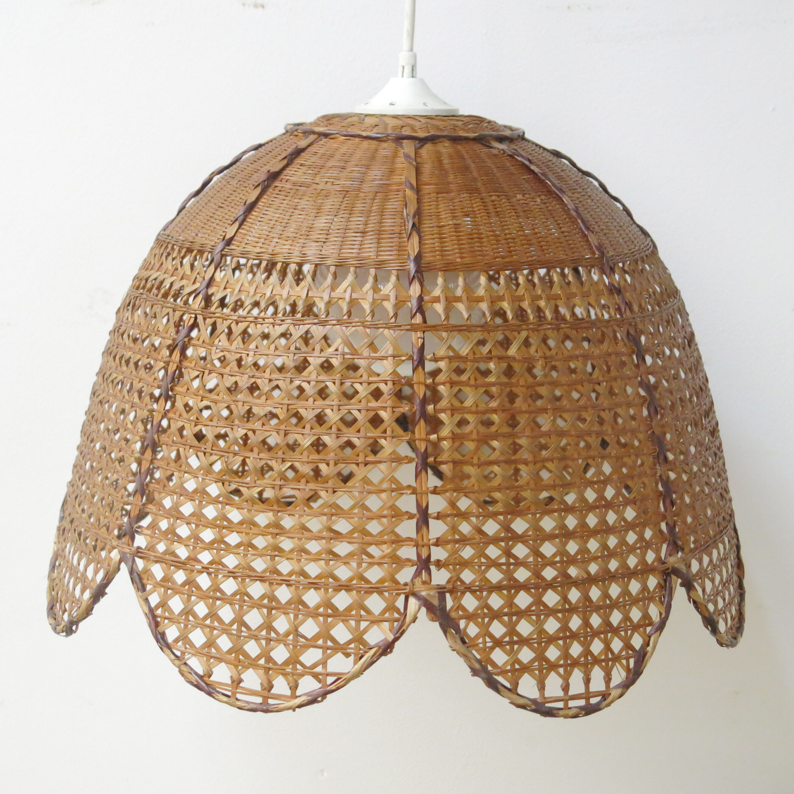Hanging lamp in rattan and cannage