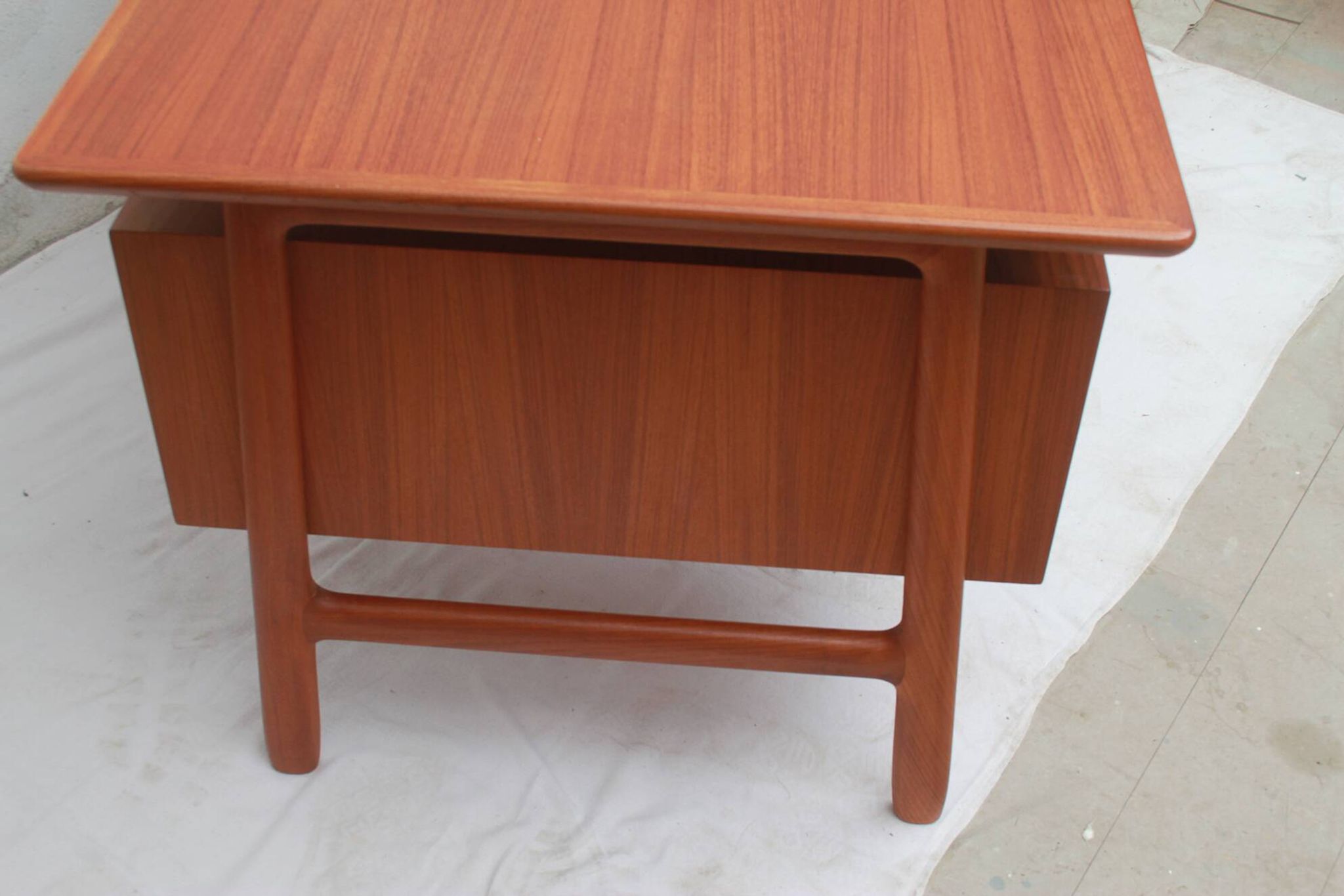 Bureau en teck, années 1960