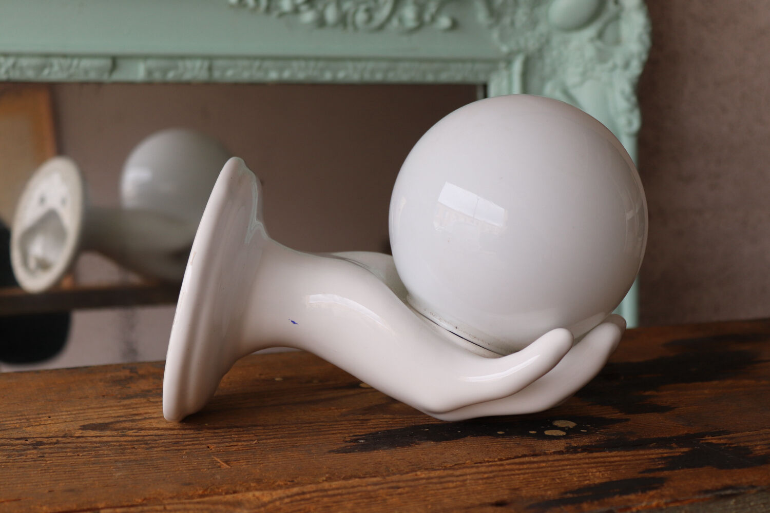 Antique wall light in ceramic – hand & globe