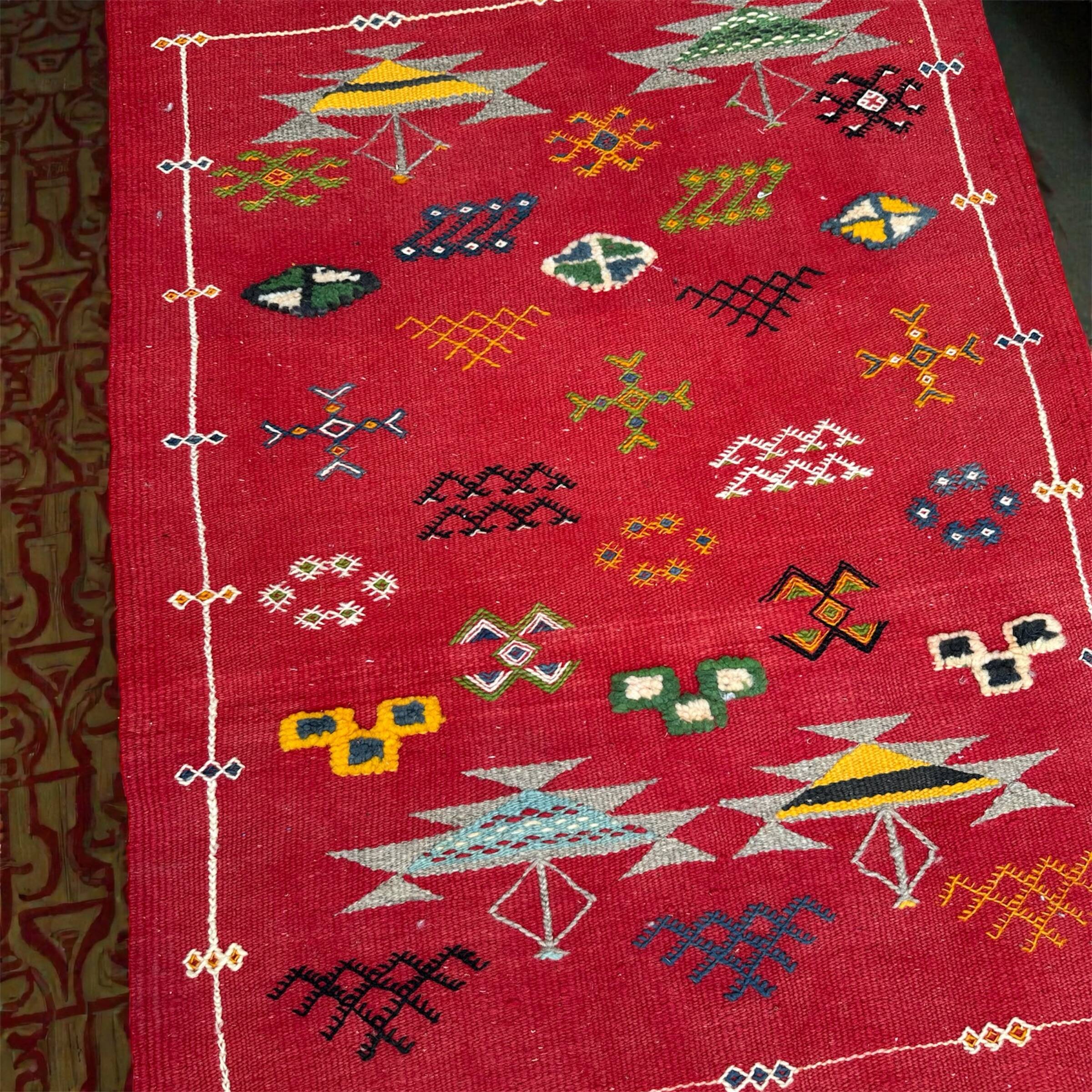 Moroccan red wool rug – Bohemian decoration for small spaces