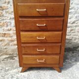 Oak chest of drawers has 5 drawers