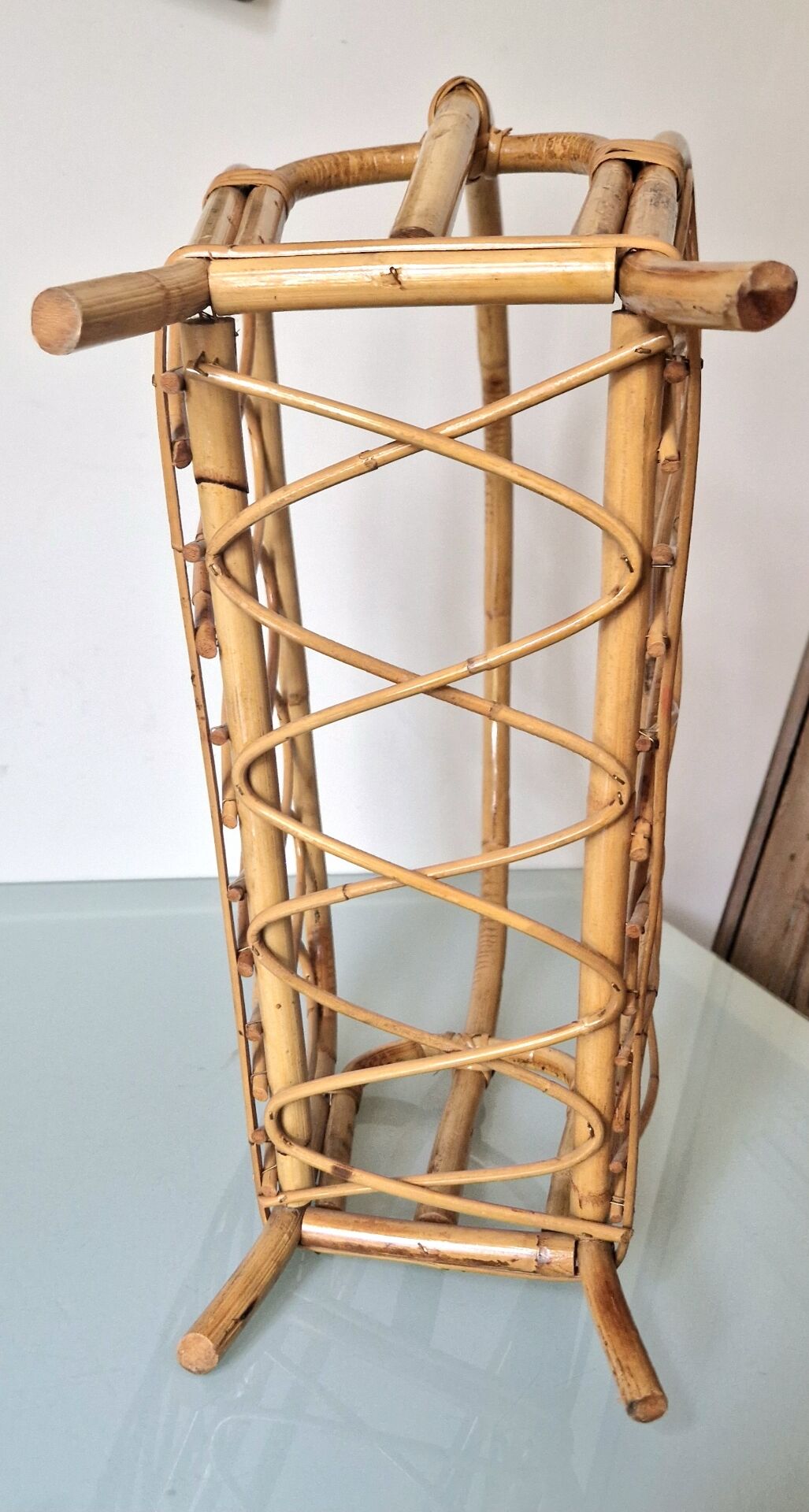 Porte revue en rotin