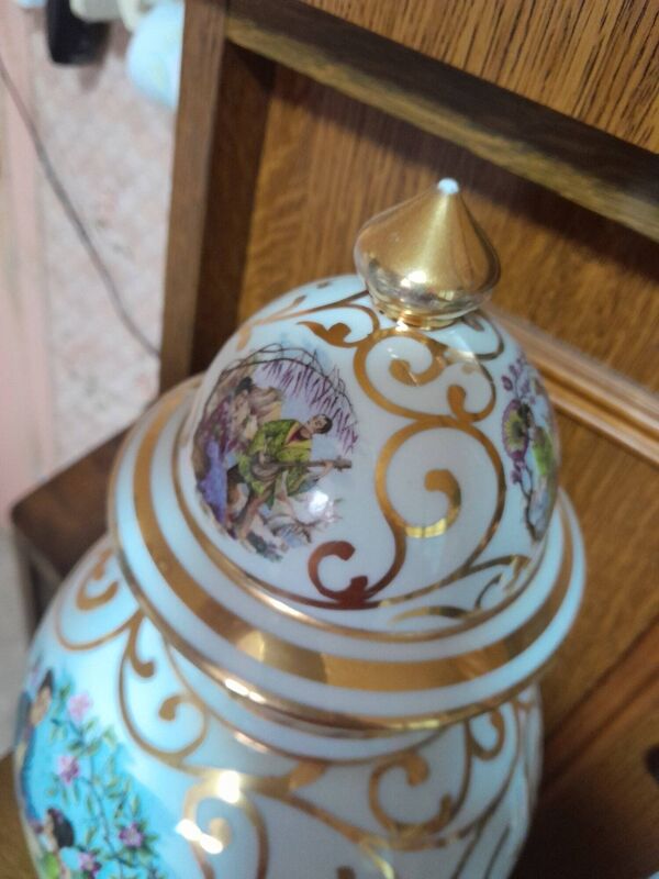 Potiche bon état un peu de dorure manquante a la pointe du couvercle, Potiche offerte en 1968 pour u