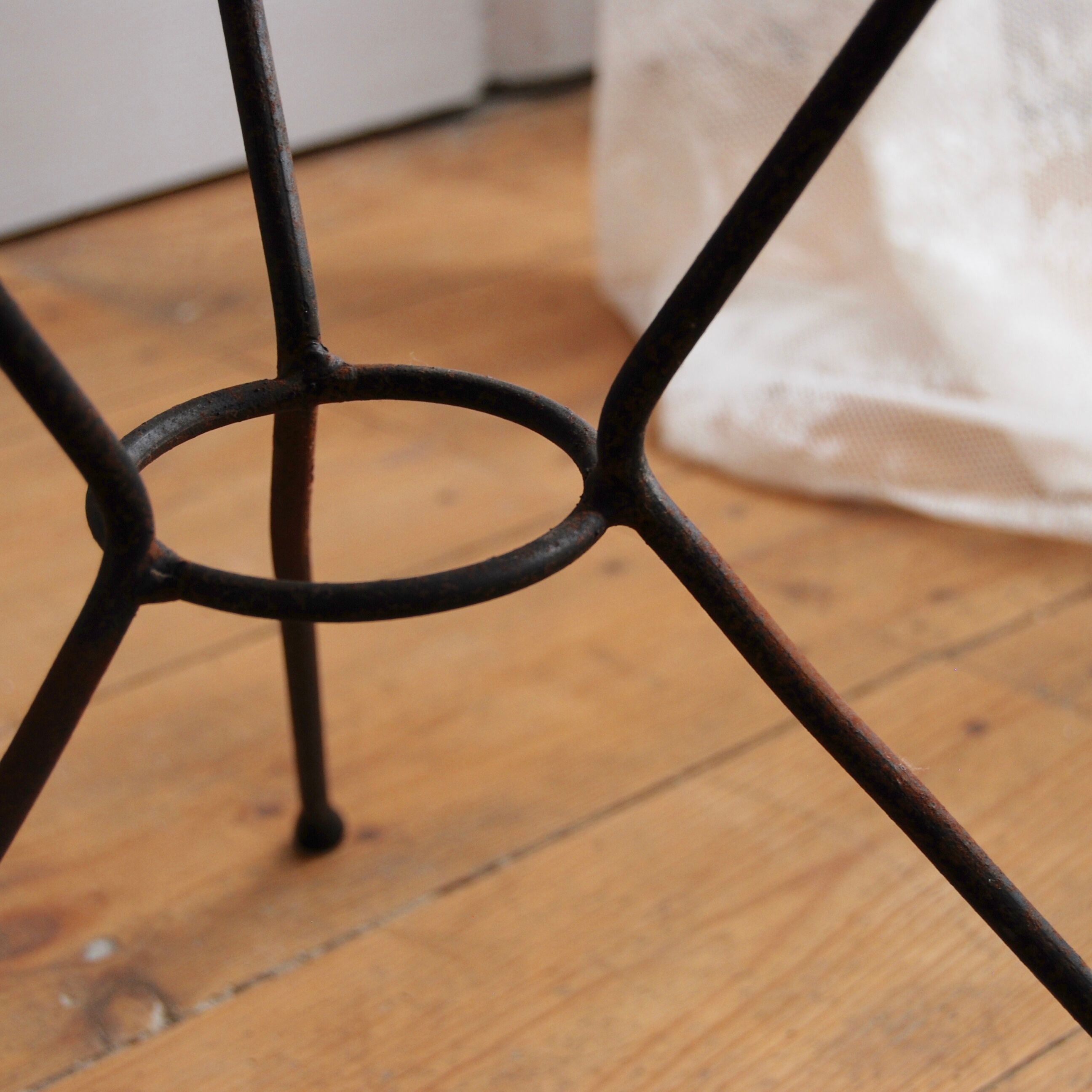 Table tripode en rotin