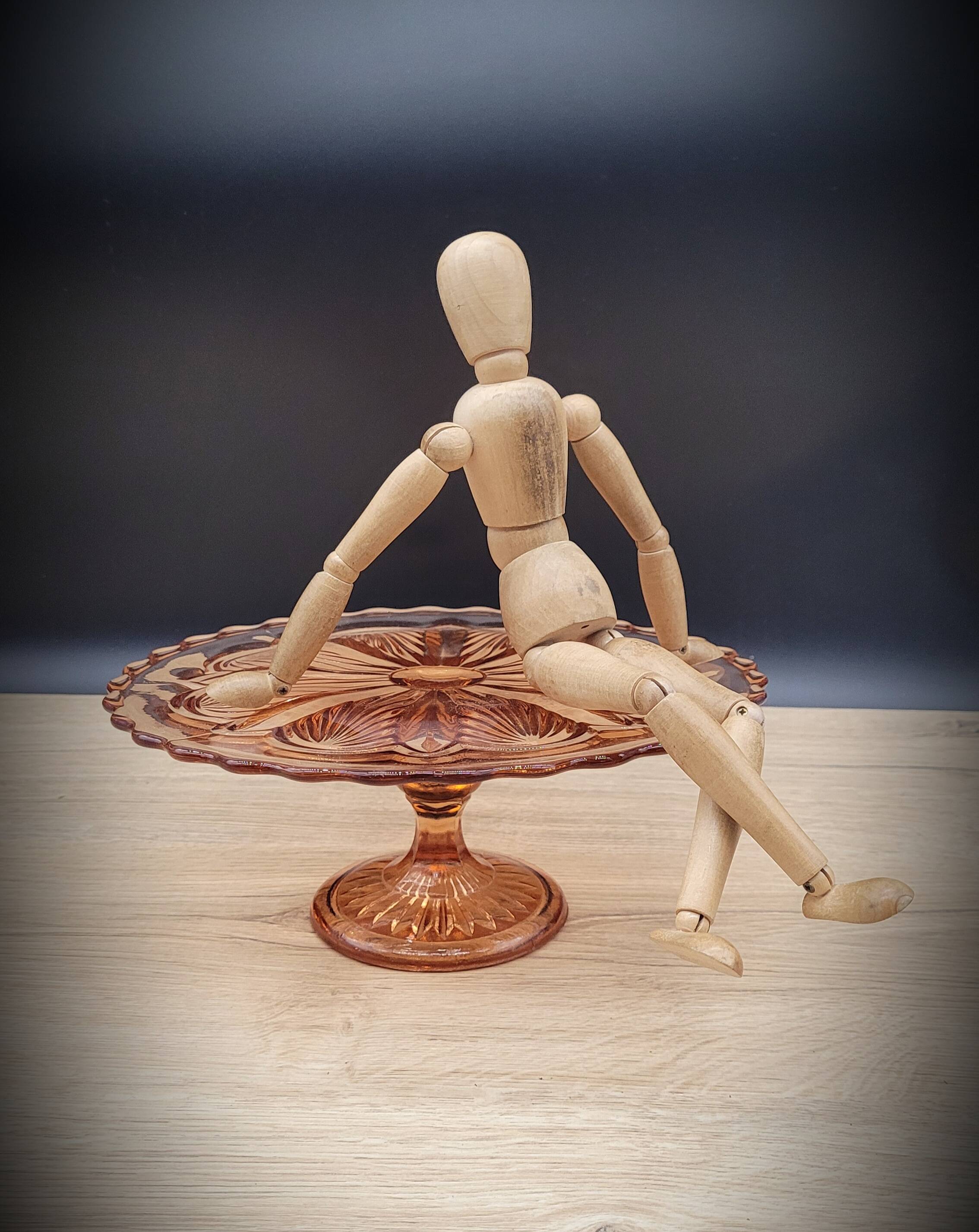Cake dish on pink foot