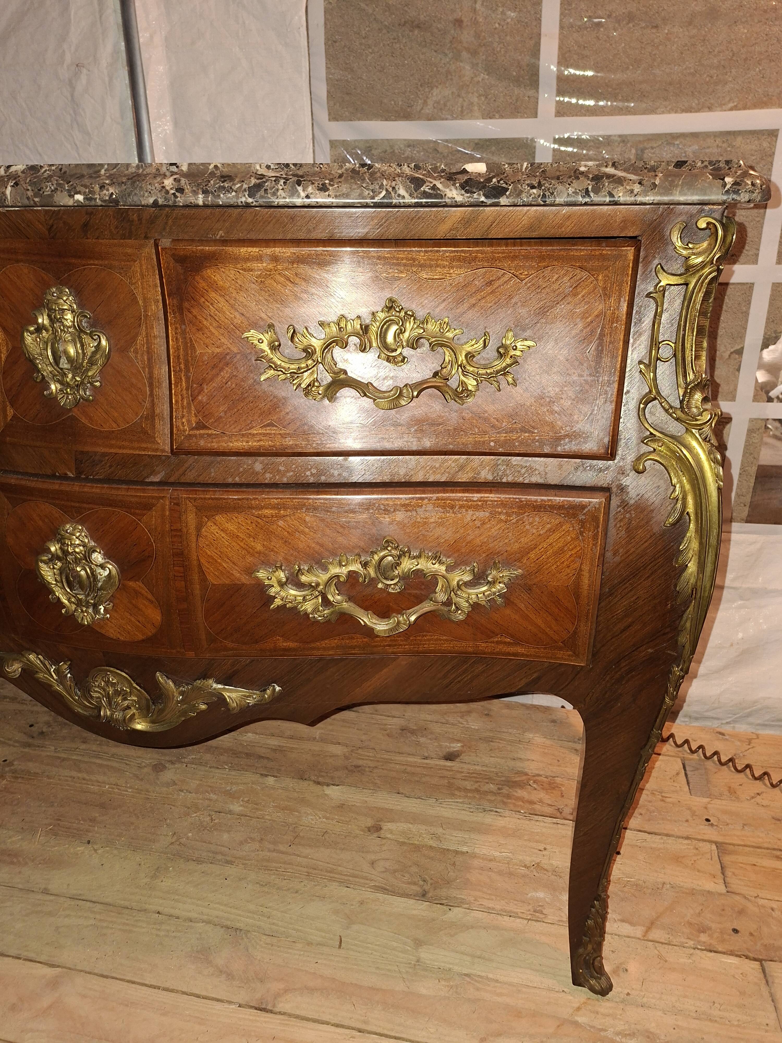 Commode sauteuse galbée de style Louis XV en marqueterie et bronzes dorés (