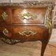Commode sauteuse galbée de style Louis XV en marqueterie et bronzes dorés (