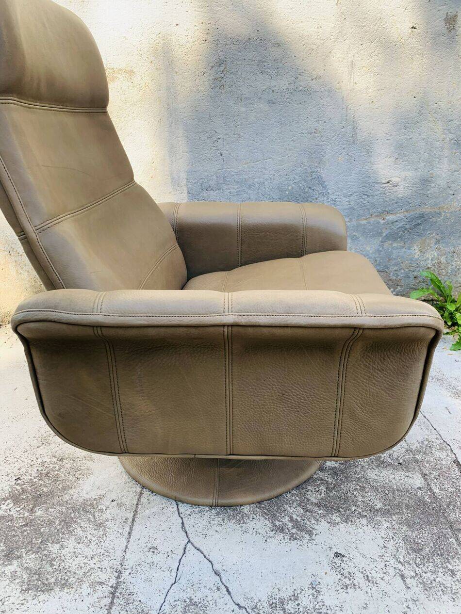Vintage De Sede leather swivel chair, tulip base.