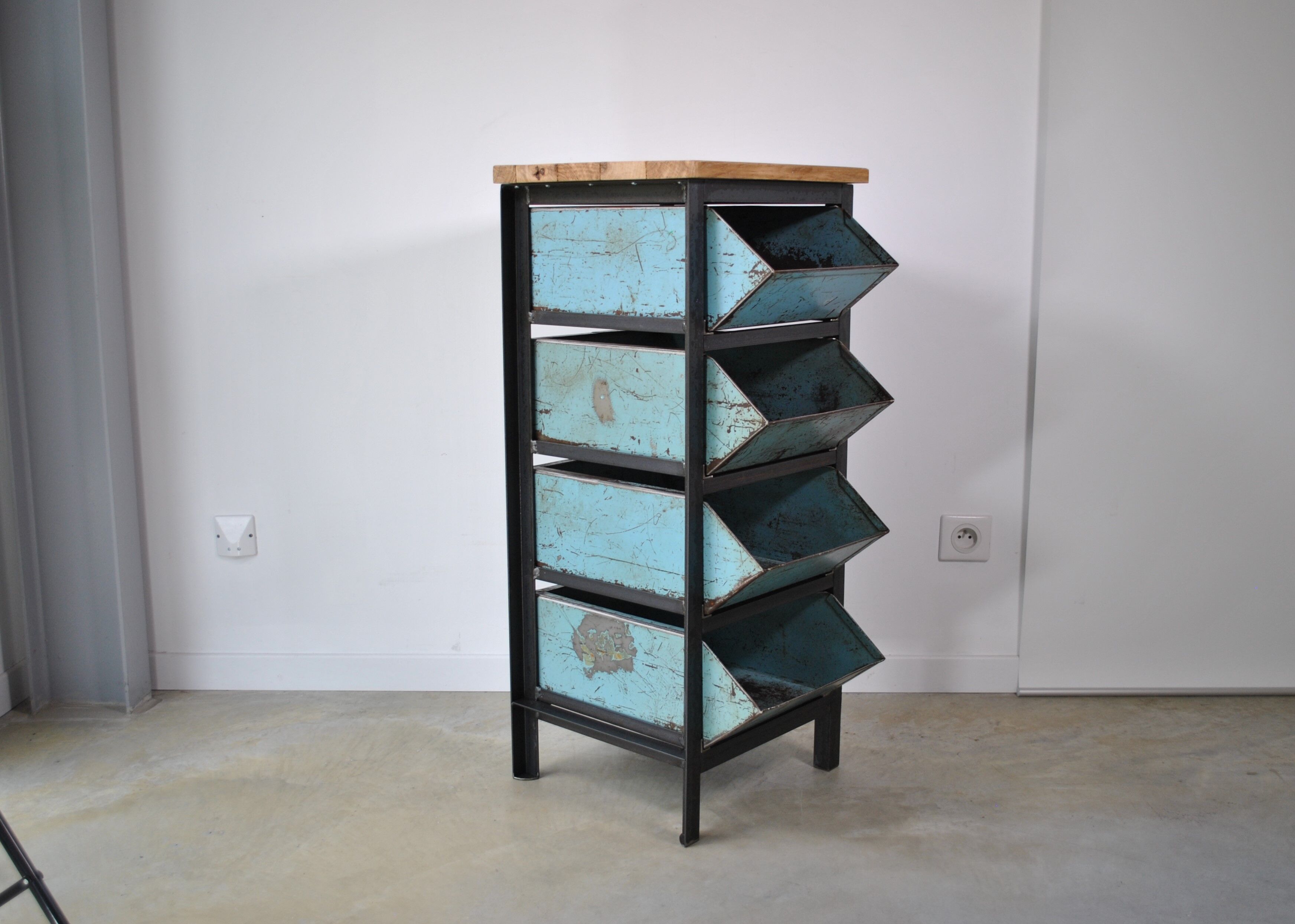 Industrial drawer cabinet