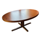 Extendable oval table