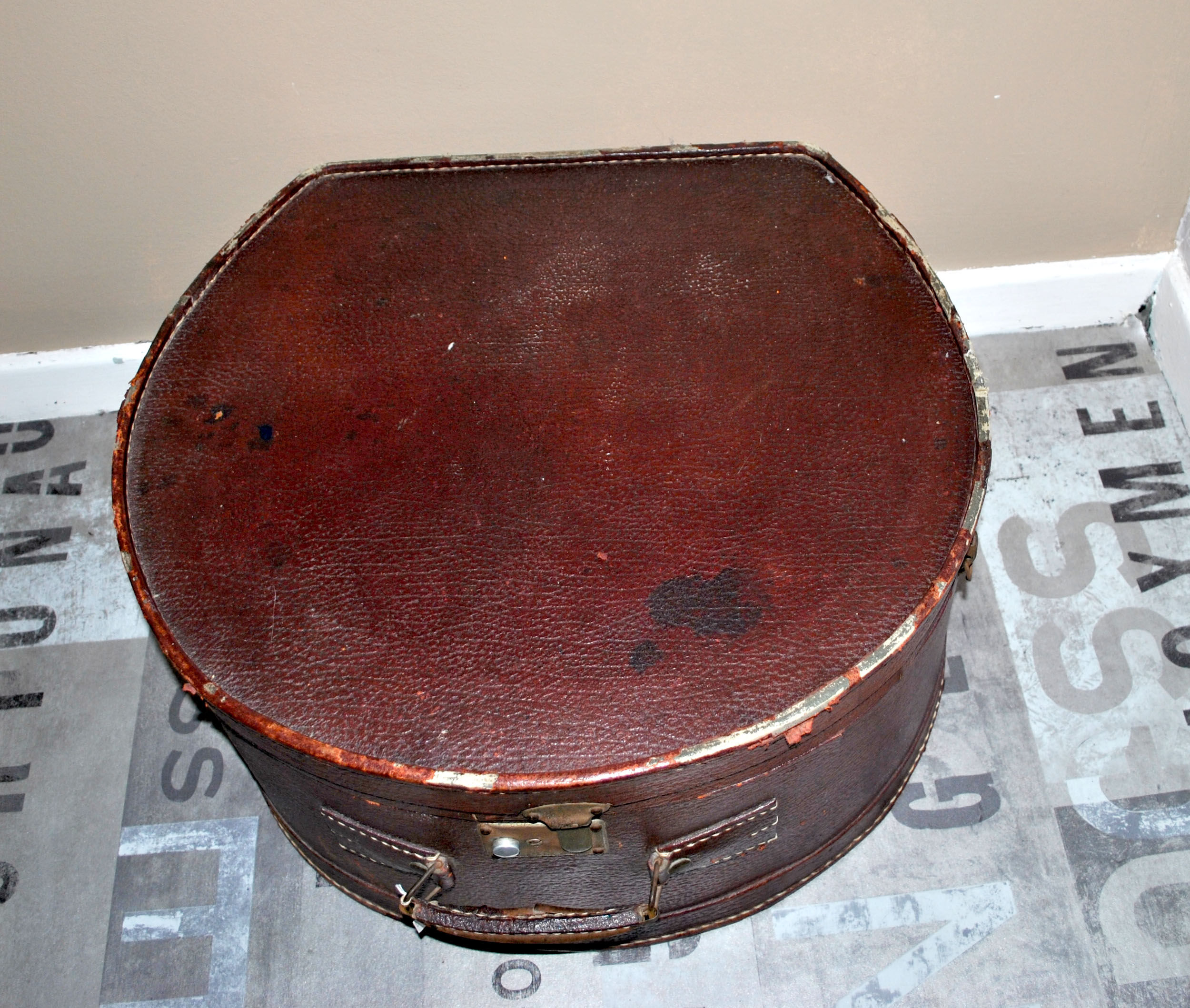 Hat box - Vintage hat box in burgundy brown leather 46x52