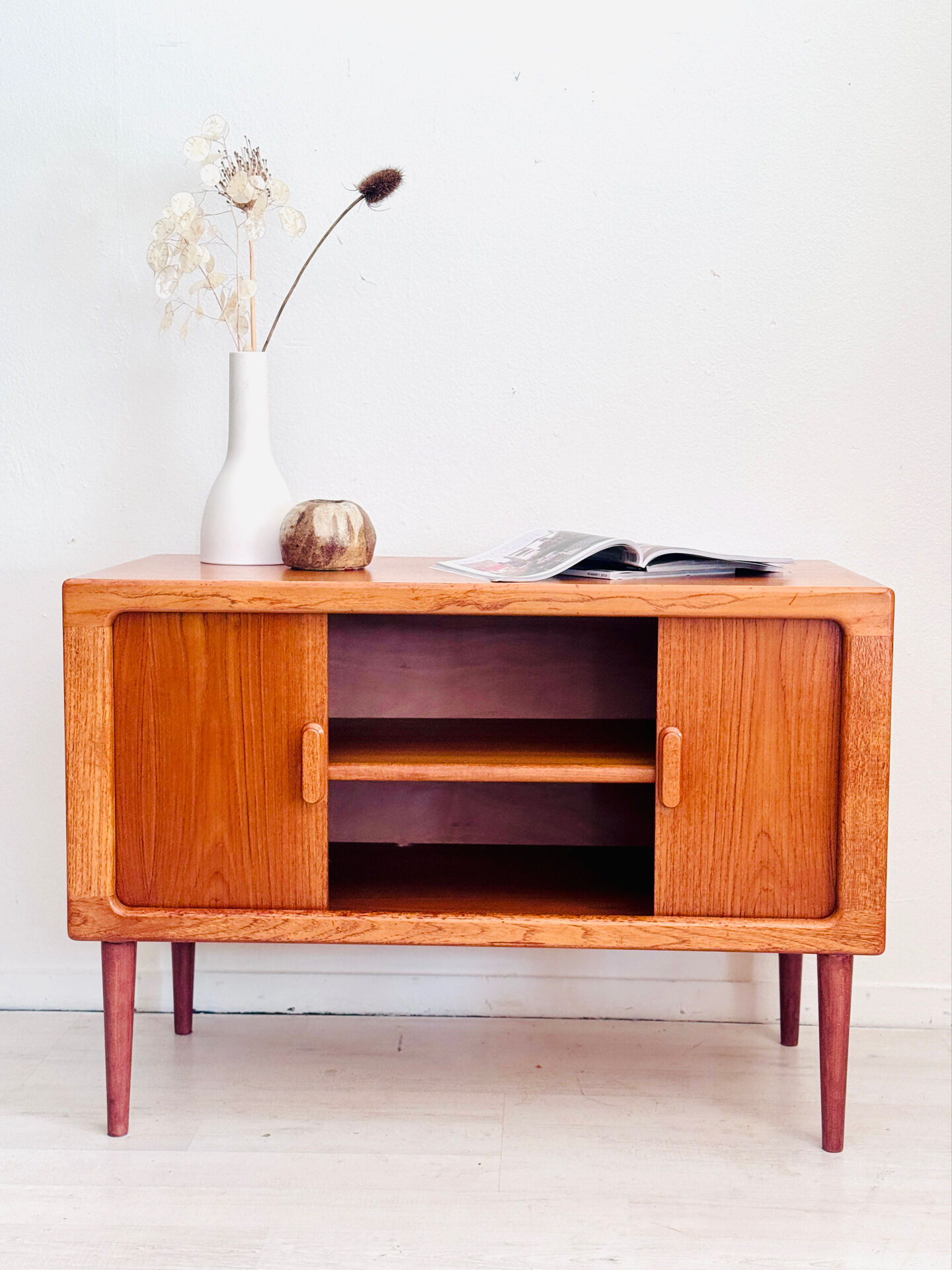 Vintage midcentury teak dressoir
