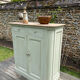 Buffet d’office sur plinthe en chêne gris mastic
