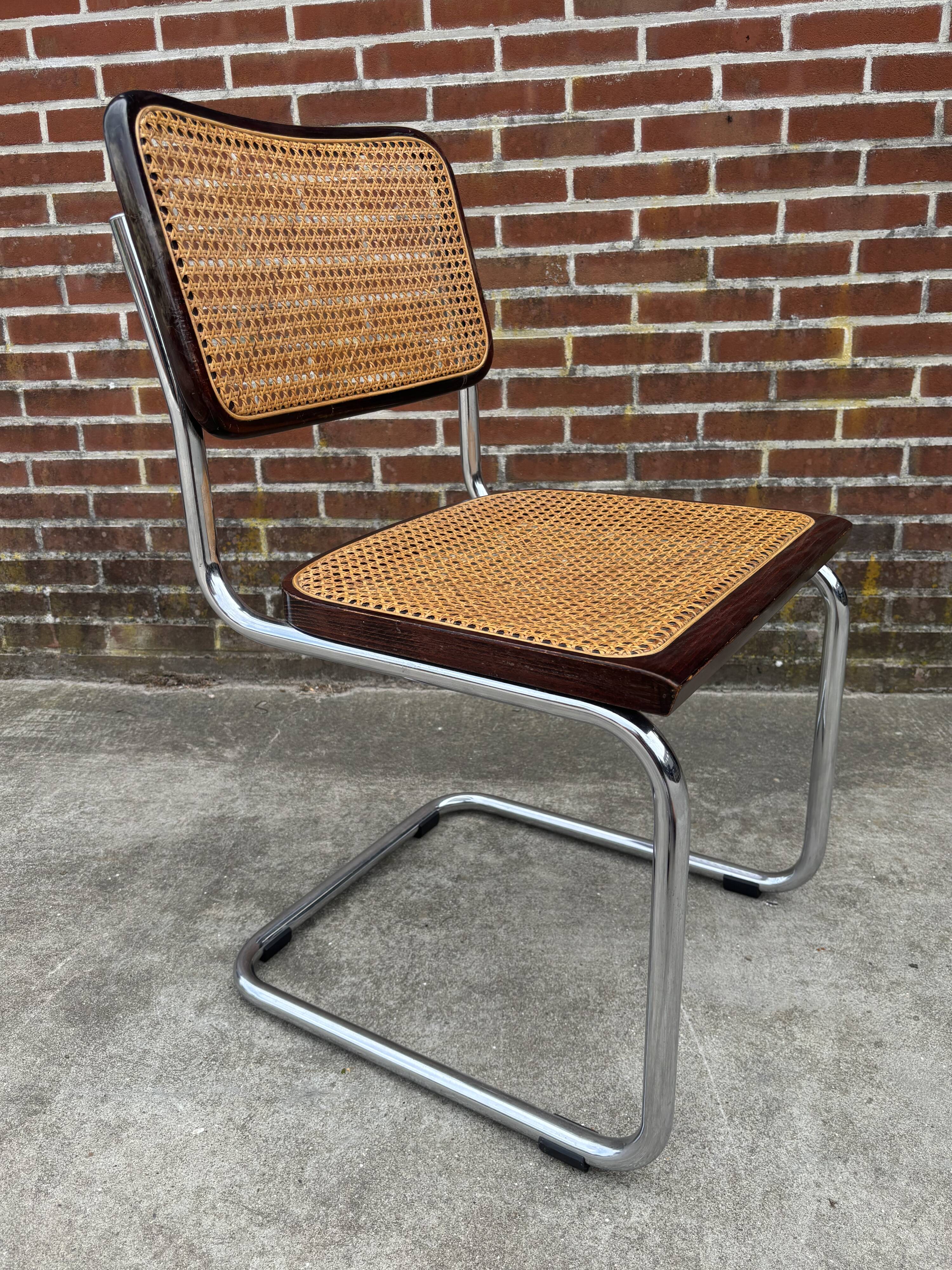 Ensemble de 4 chaises Cesca B32 conçues par Marcel Breuer, cadre marron foncé.