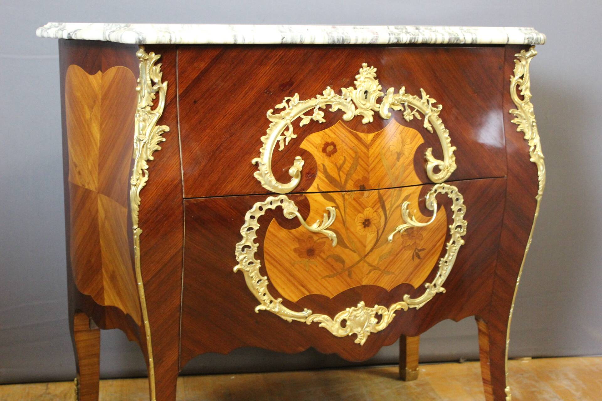 Commode de style Louis XV en Marqueterie vers 1900